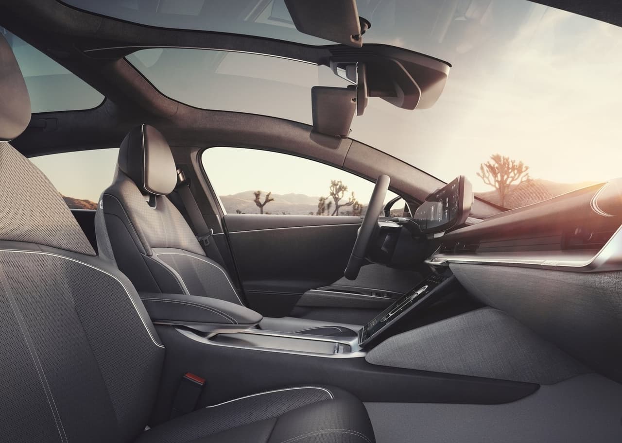 También incluye la asistencia por comando de voz de Amazon Alexa y la tecnología DreamDrive con el que alcanza el nivel 2 de conducción autónoma.