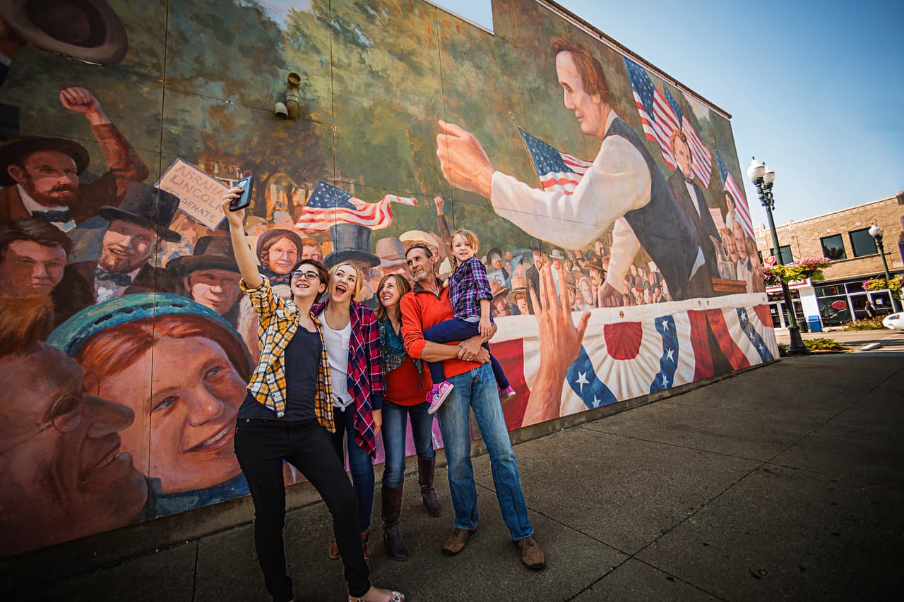 Este fin de semana largo por el Memorial Day es perfecto apra una espcada. Aquí algunas opciones que ofrece Illinois para que puedas hacer turismo interno. Te damos 7 pueblos pintorescos. Pasee por nuestras fotos y video.