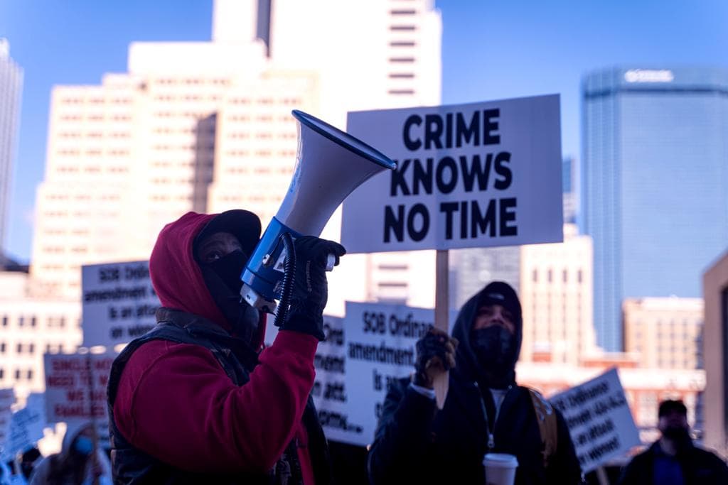 Por su parte la Policía de Dallas propuso reducir el horario de los centros nocturnos eróticos para combatir el crimen. 
<br>