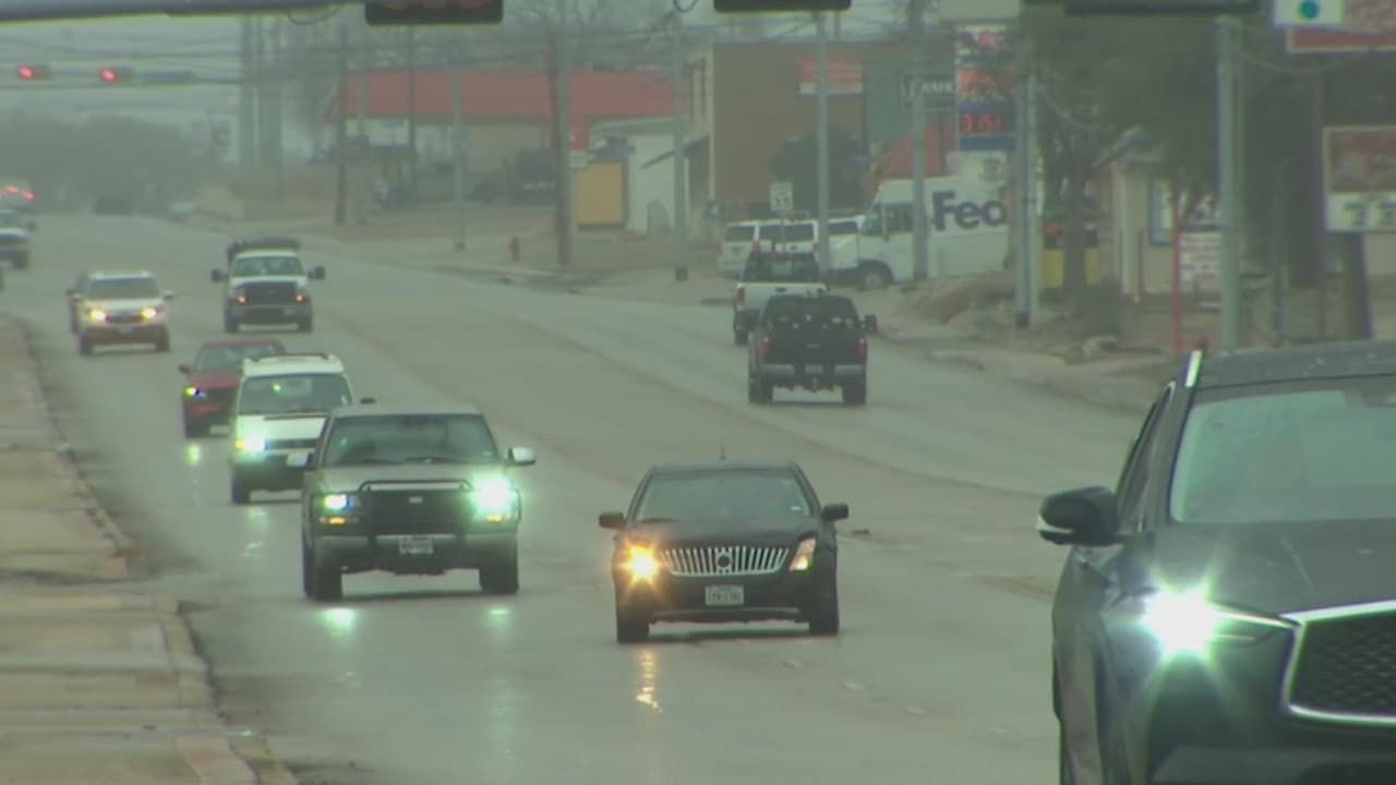 Lluvias heladas crean condiciones peligrosas en las carreteras
