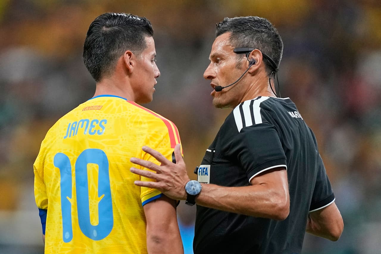 El árbitro Maurizio Mariani conversa con el colombiano James Rodríguez (10) durante el partido de fútbol del Grupo K de la Copa del Mundo entre Colombia y el Congo en Zapopan, cerca de Guadalajara, México, el martes 23 de junio de 2026.