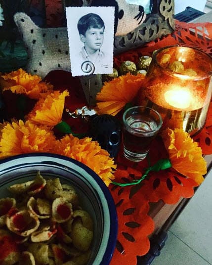 El pasado 2 de noviembre, el Día de Muertos en México, Rebecca compartió con sus seguidores la ofrenda que le dejó a su hermano Mark.