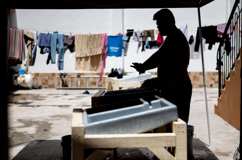 Un migrante lava su ropa en un albergue en Matamoros, México, a finales de mayo de 2021. En los últimos años, las solicitudes de refugio en México hechas por ciudadanos de países de América Latina han ido en aumento. En 
<b>2019, el país contó a 70,418 personas </b>buscando el beneficio migratorio, la mayoría desde Chiapas, estado fronterizo con Guatemala. Eran, en orden, 
<b>hondureños, salvadoreños, cubanos, venezolanos, haitianos, guateltecos, nicaragüenses, colombianos, brasileros y camerunenses.</b> En los siguientes años, esas nacionalidades no han cambiado mucho. Para 2020, sumaron 41,179 personas pidiendo refugio en México; en lo que va de 2021 la cifra ya suma a 41,195 personas y aún falta año por correr. Por el comportamiento en la llegada de migrantes, en 2020 el gobierno de México comenzó una campaña para alentar a las empresas 
<a href="https://www.univision.com/noticias/america-latina/tras-aumento-sin-precedentes-en-las-solicitudes-de-refugio-y-asilo-el-gobierno-de-mexico-pide-a-empresas-que-les-ofrezcan-empleo">a contratar refugiados o asilados</a>. 
<br>
<br>A continuación te contamos cuáles son los países de dónde proviene el mayor número de migrantes que ha solicitado refugio en México.