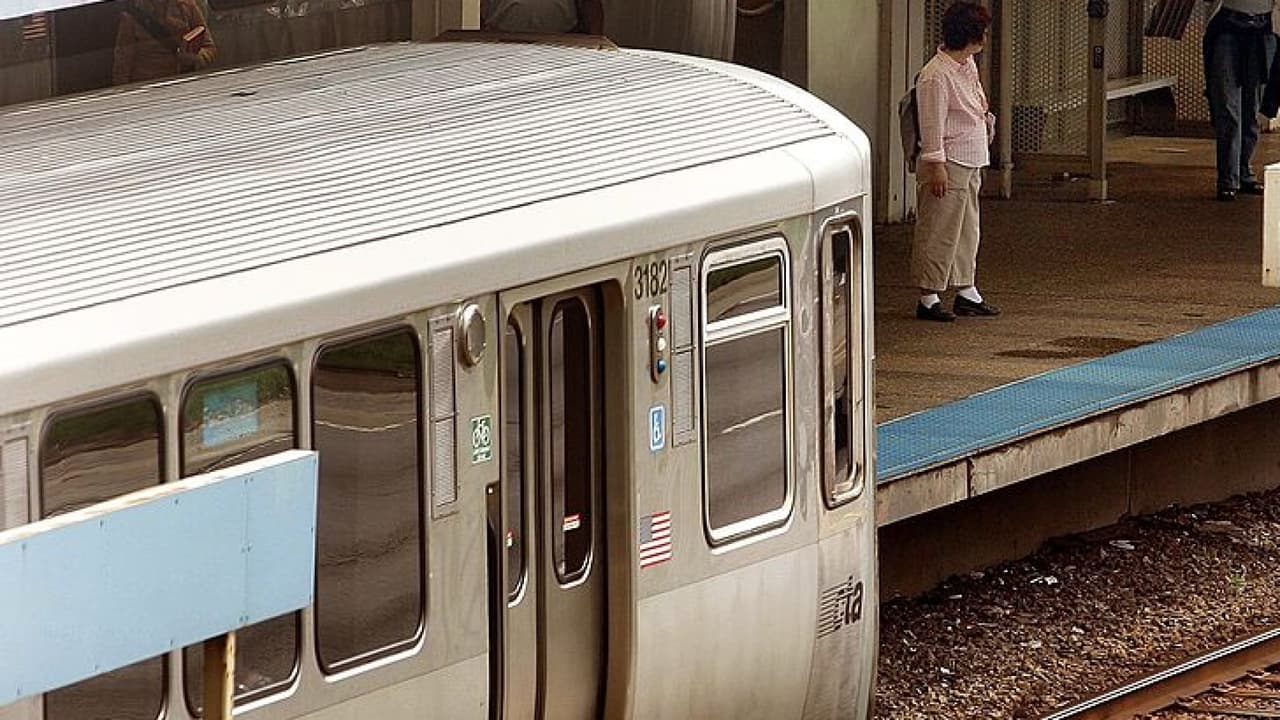 Apuñalan a una persona en línea roja de CTA durante hora pico, provocando atrasos
