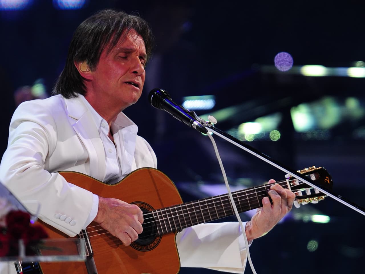 El cantante brasileño Roberto Carlos recibió el premio honorífico a la excelencia musical.