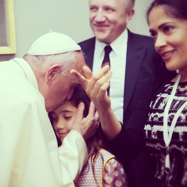 La familia de Salma Hayek recibió la bendición del Papa Francisco durante una audiencia el domingo 29 de mayo.