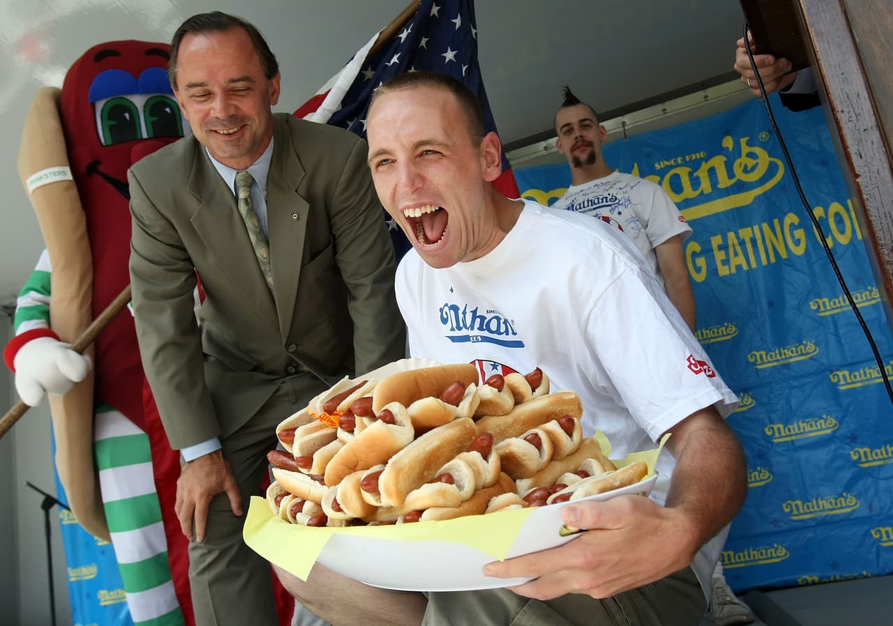 ¿Quién impondrá el récord de comer más "hot dogs" en Coney Island, Brooklyn?