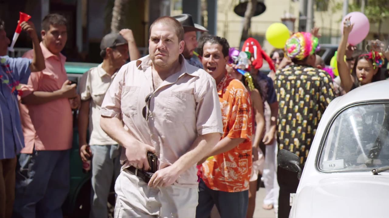 In the middle of the carnival, Ramón and a gunman walked on the streets of Mazatlan looking for the enemy. ‘Carlillos’ followed them closely.