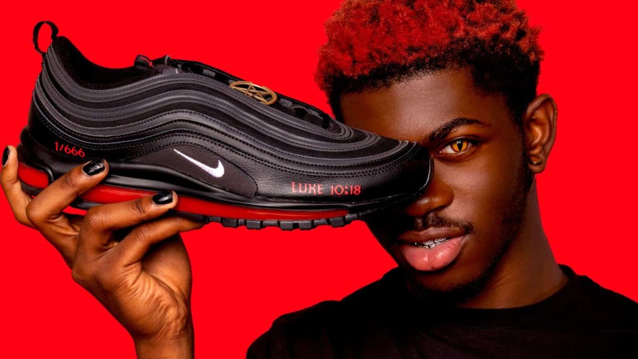 Lil Nas X ofrece una irónica "disculpa" por los 'Satan Shoes', los tenis modificados de Nike con sangre humana