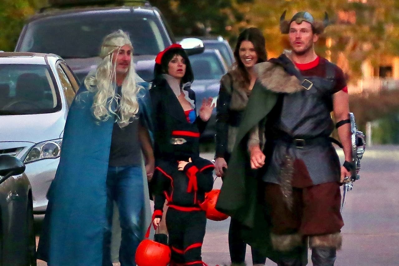 Por su parte, Katherine convive con la exesposa de su ahora prometido y el novio de ella, el cineaste Michael Barret.