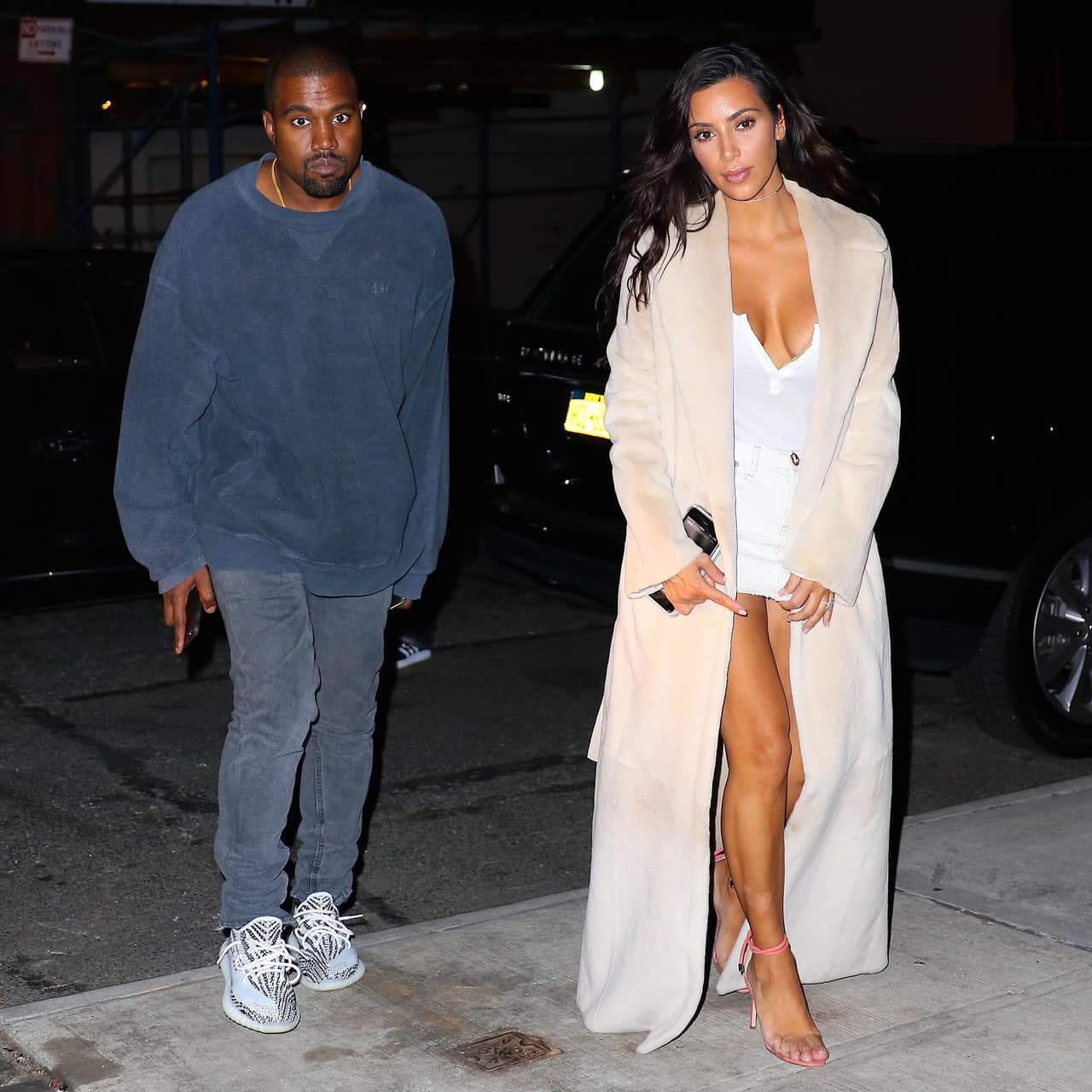 Kanye West y Kim Kardashian paseando por Nueva York.