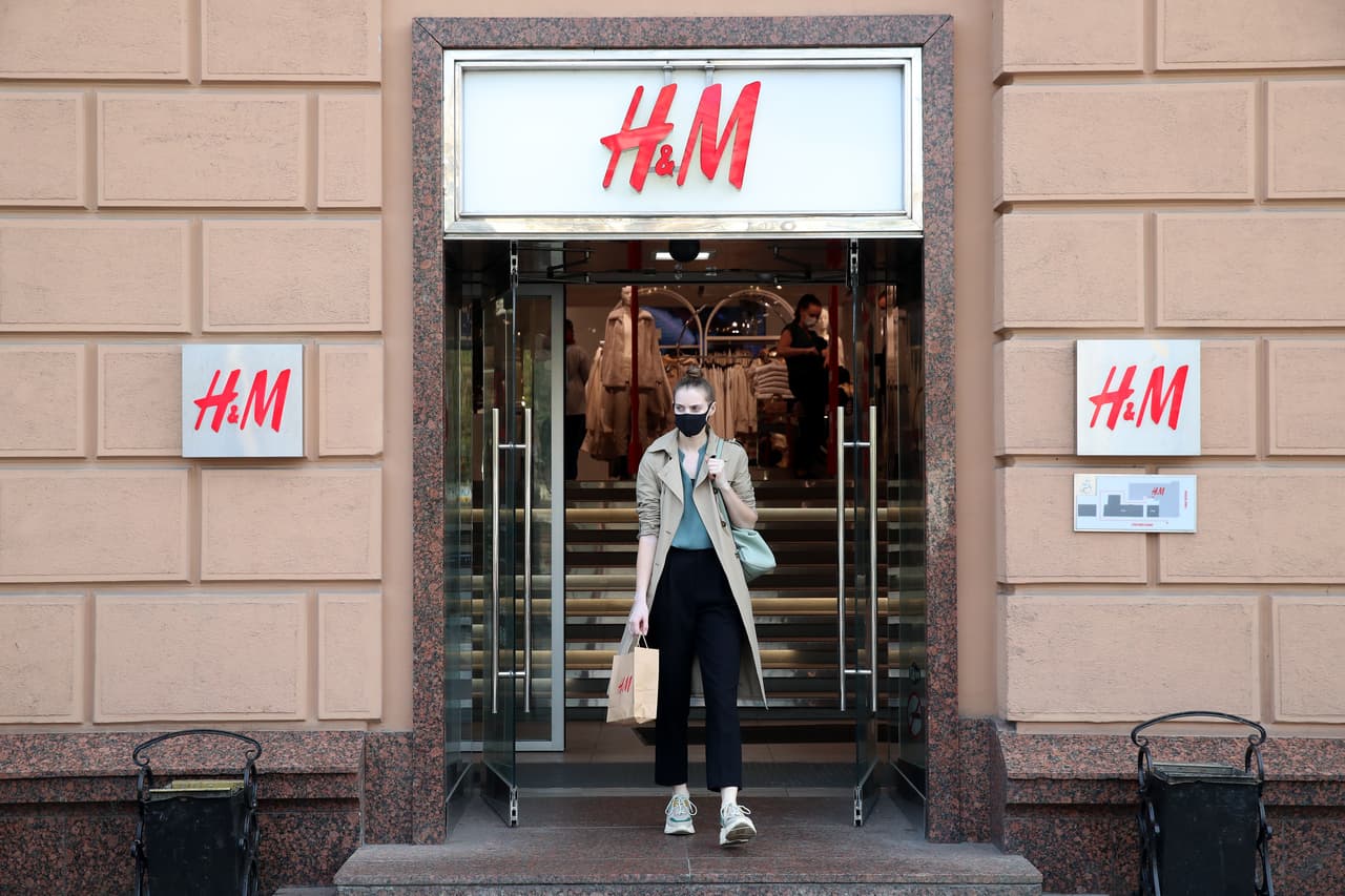 <b>H&M.</b> La cadena de tiendas de origen sueco anunció que sus números en el tercer trimestre de 2020 son mejores de lo esperado, pero igualmente cerrarán locales porque la pandemia de covid-19 ha impulsado a los consumidores a comprar en línea. A mediados de abril, la empresa cerró temporalmente alrededor del 80 por ciento de sus tiendas en todo el mundo. Actualmente, el 3% de los locales permanecen cerrados, unas 166 tiendas.