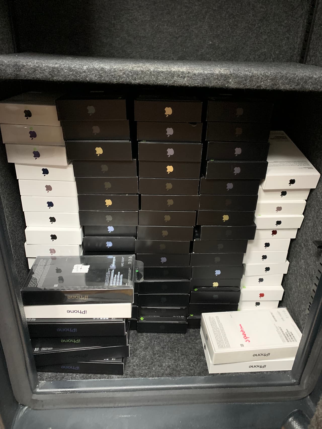 California es uno de los muchos estados que han experimentando un aumento en el robo organizado contra tiendas minoristas. Según una encuesta reciente, los comercios minoristas en Estados Unidos pierden $700,000 dólares por cada $1,000 millones en ventas.