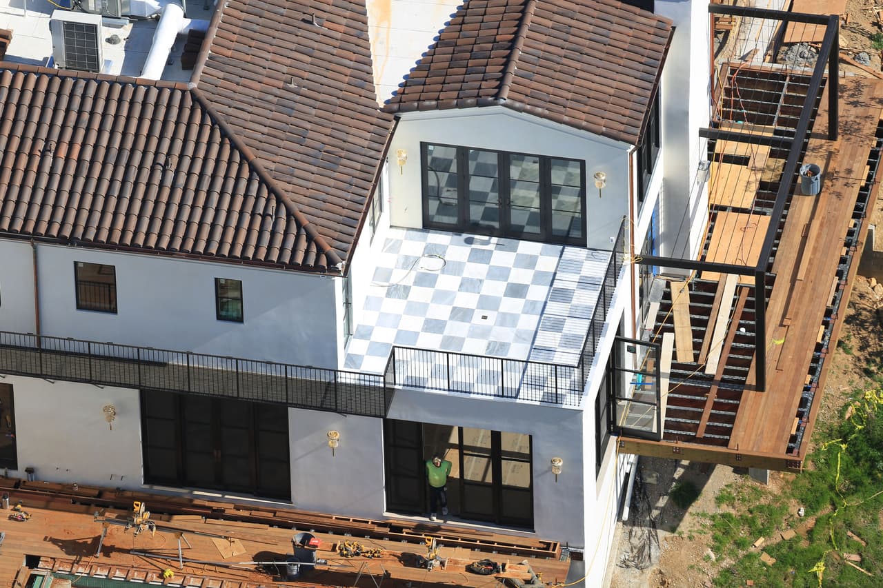 El portal indicó que se trata de una propiedad que en la actualidad está en manos del CEO de Playboy Enterprises, 
<b><a href="https://www.bloomberg.com/profile/person/17589412" target="_blank">Ben Kohn. </a></b>
<br>