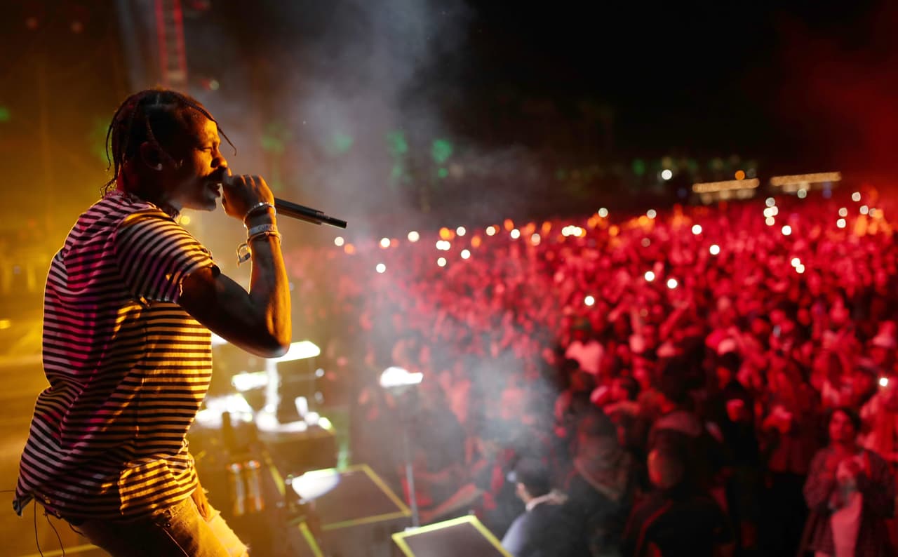 "Por respeto a todos los afectados por los trágicos acontecimientos de Astroworld, Dior ha decidido aplazar indefinidamente el lanzamiento de los productos de la colaboración Cactus Jack,
<a href="https://www.univision.com/local/houston-kxln/nike-air-max-1-x-cactus-jack-travis-scott-astroworld" target="_blank">que originalmente iba a incluirse en su colección de verano de 2022</a>" , se lee en el comunicado.