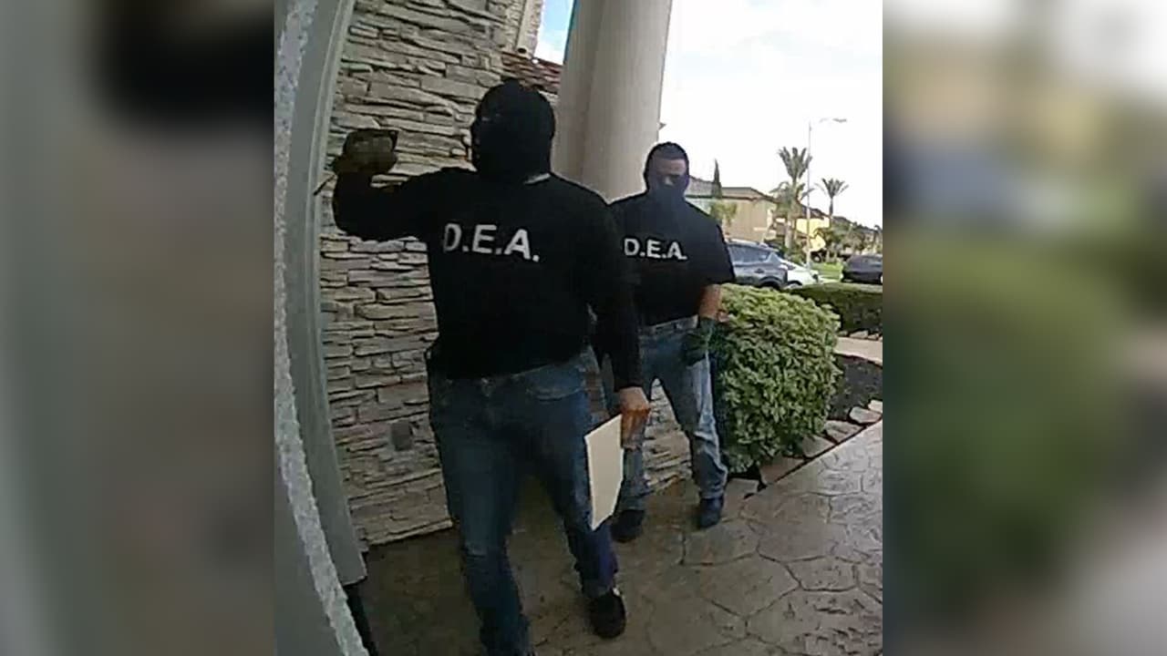 Tocan a la puerta, dicen ser de la DEA y agregan que tienen una orden de registro, uno de ellos sostiene un folder en la mano.