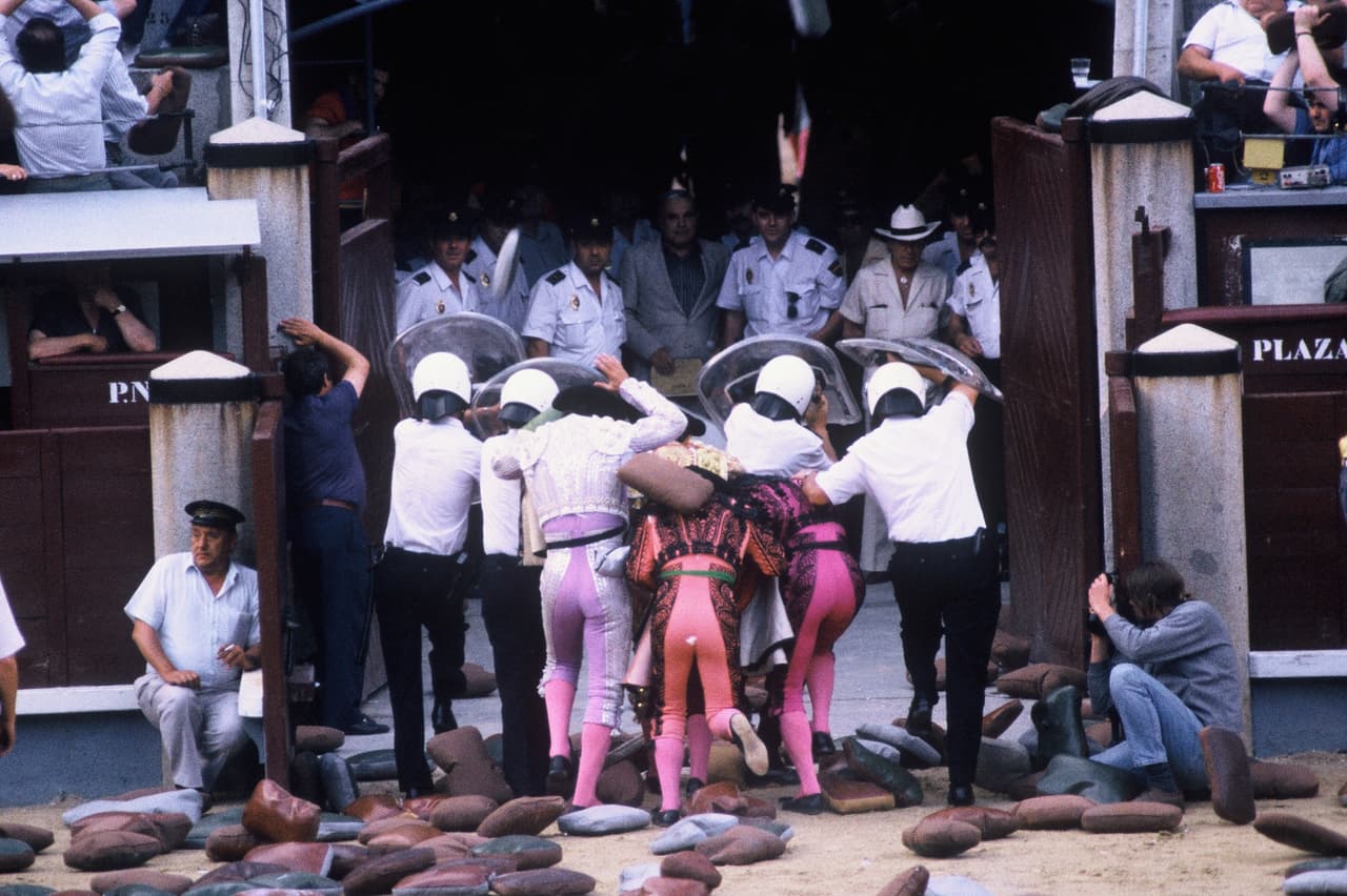 <b>Un torero renuente. </b>Esta foto salió en doble página en la revista
<i> Life. "</i>Un torero no quiso matar al toro durante las fiestas de San Isidro en Madrid y el público le lanzó almohadillas. Lo sacaron protegido". "En el concurso de prensa del mundo que es en Europa me gané segundo premio de deportes por esta imagen".