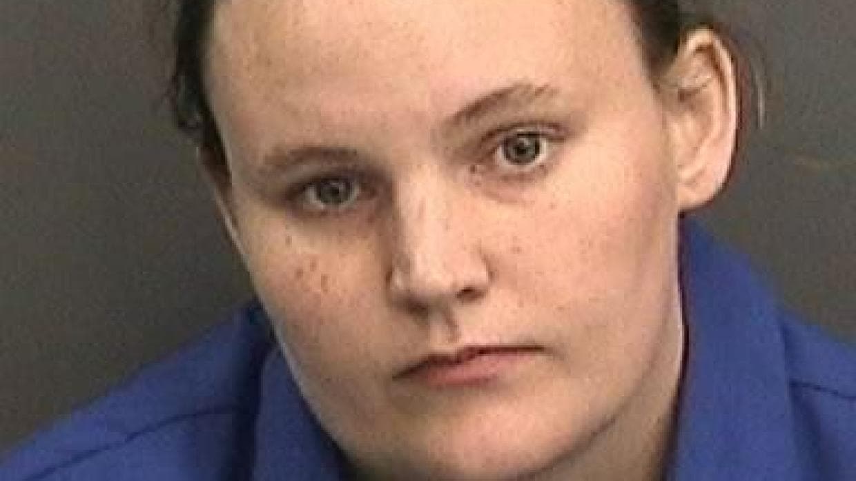 29 de junio. Acusan a una mujer de Florida de abusar de un niño de 11 años con el que tuvo un hijo. Según la oficina del sheriff de Hillsborough, Marissa Ashley Mowr, de 25 años, mantenía hasta este año encuentros sexuales con el niño, que ya tiene 14 años.