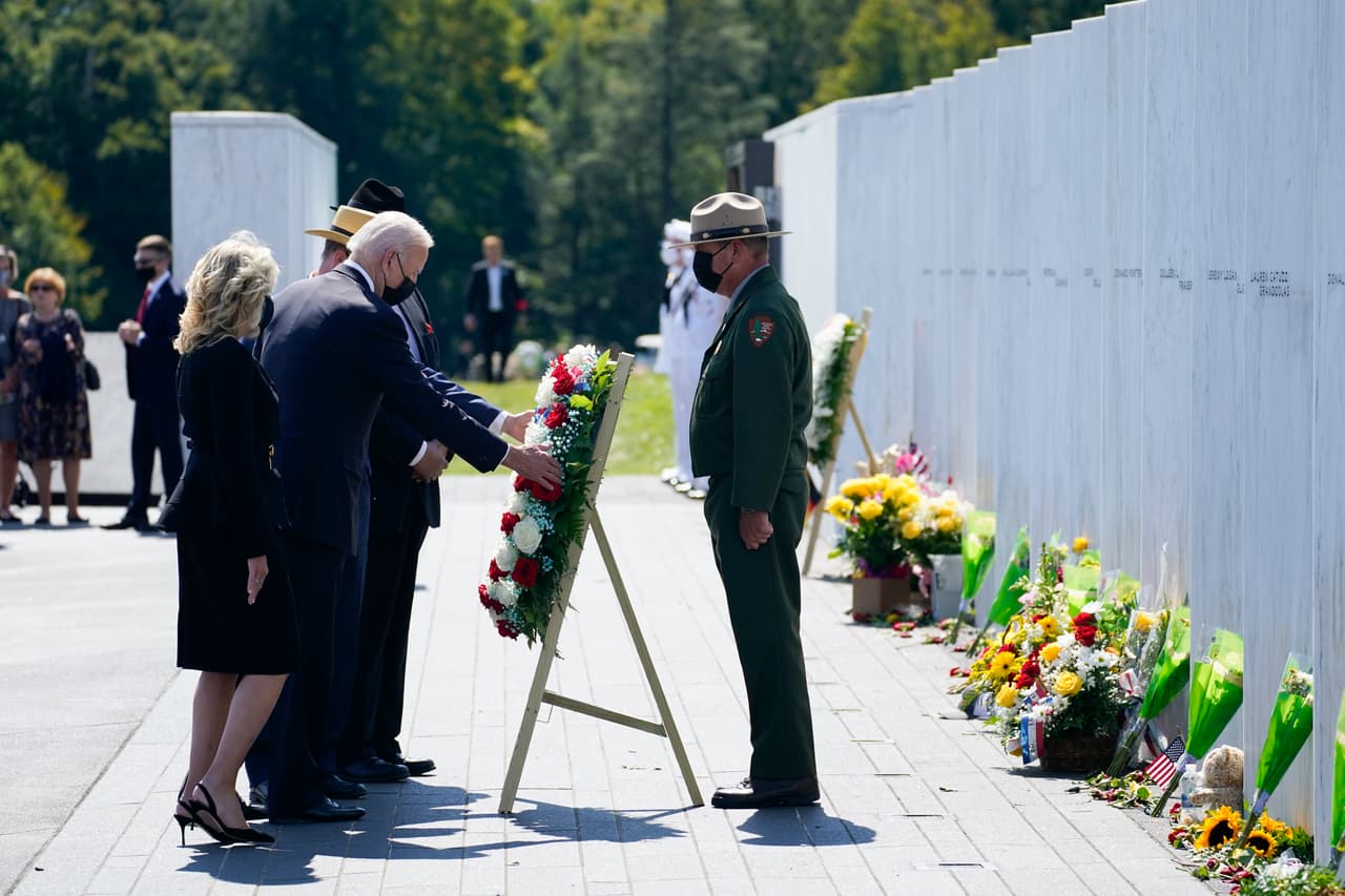 Poco después del mediodía, llegó a Shanksville el presidente Joe Biden y la primera dama Jill Biden, para colocar una ofrenda floral en el Muro de los Nombres que recuerda a los pasajeros y tripulantes del vuelo 93 que se estrelló en esa zona rural a unos 20 minutos de Washington DC.