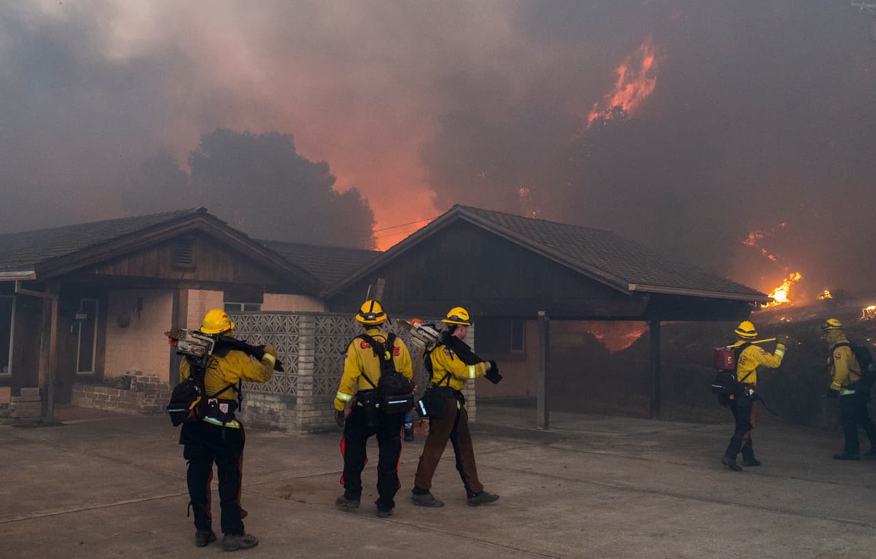Más de 100 equipos de bomberos han sido desplegados en distintos frentes para sofocar las llamas, sin embargo, el terreno sinuoso dificulta el acceso de los brigadistas.