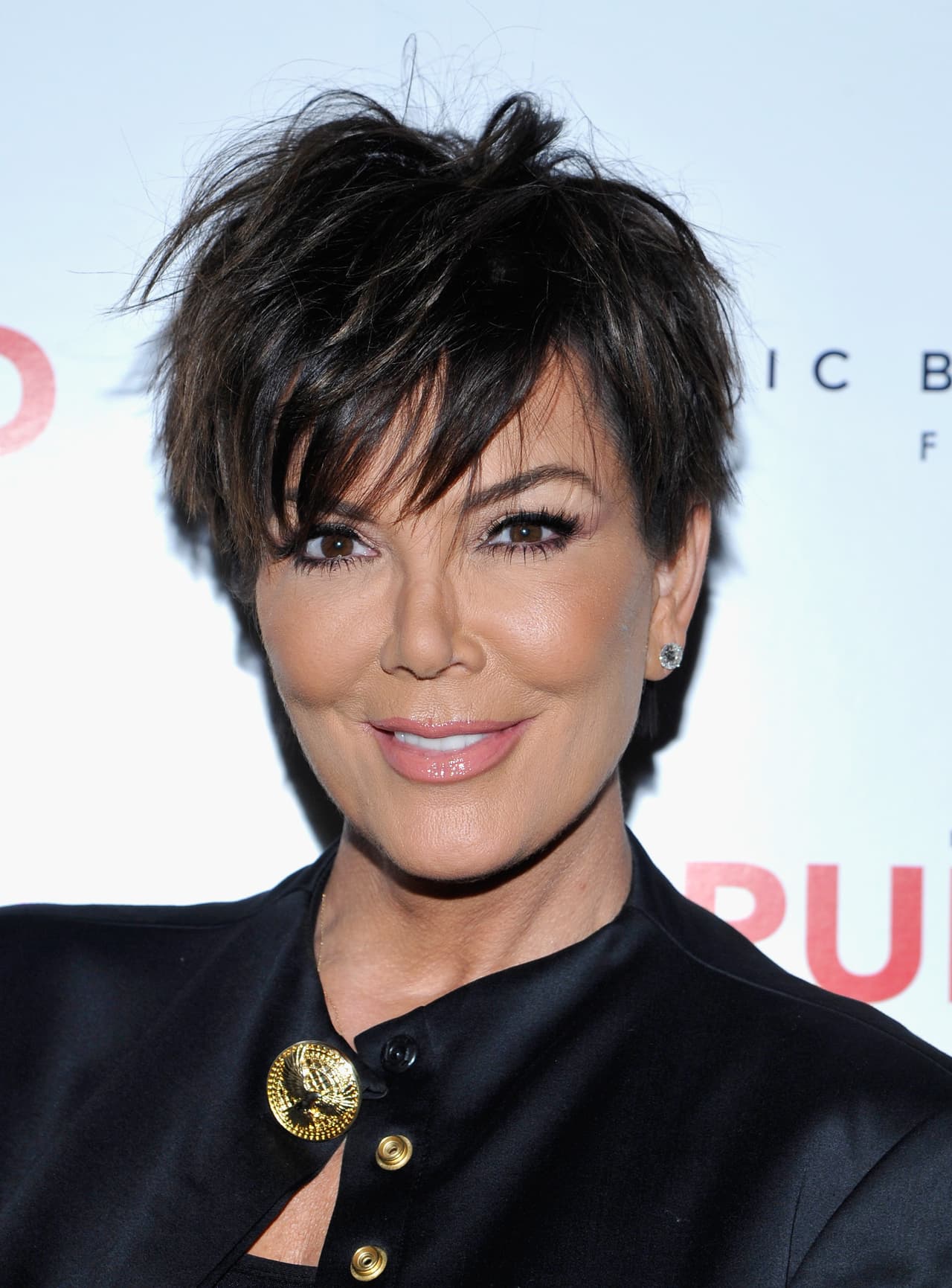 "
<b><a href="https://www.univision.com/famosos/la-insolita-razon-que-kris-jenner-le-dio-a-kourtney-kardashian-para-que-usara-ropa-interior-combinada-video" target="_blank">Solo por los atuendos, creo, y el cabello</a></b>. Cosas así", dijo la empresaria de 63 años.