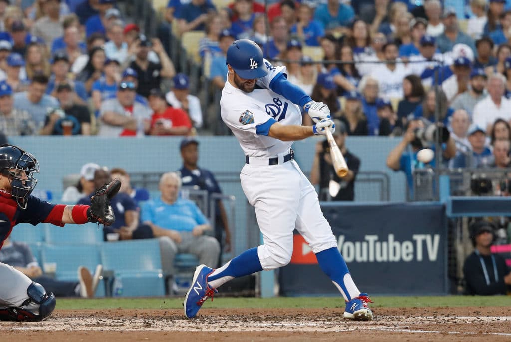 Tímidamente comenzaron a aparecer las ofensivas desde la segunda entrada. Chris Taylor conectó el primer hit del partido para los Dodgers.