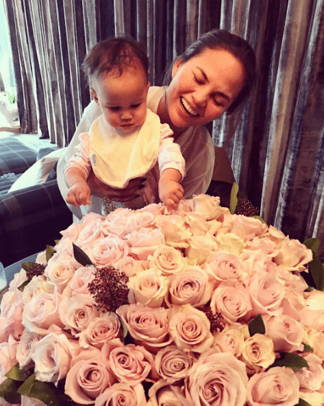 Luna está próxima a cumplir un año de edad y ya es toda una celebridad en las redes sociales de sus famosos padres, John Legend y Chrissy Teigen.