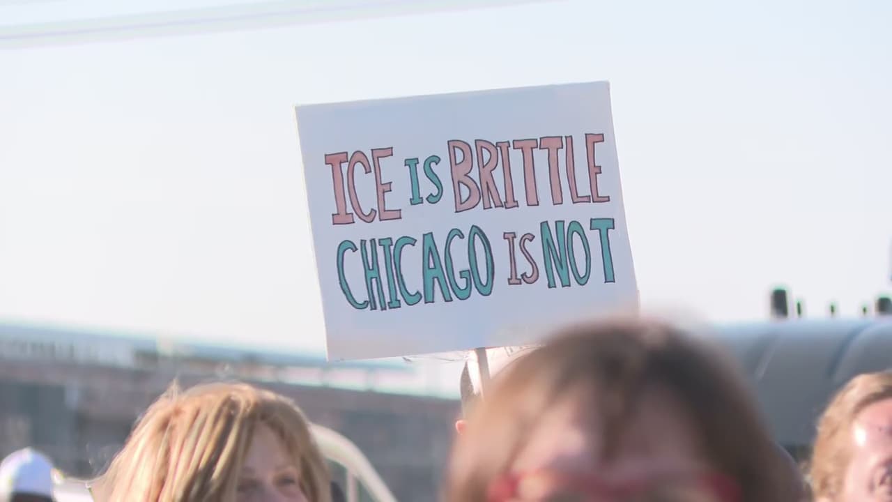 Un grupo de aproximadamente 60 personas llegó hasta las afueras de un antiguo centro de detención de ICE al oeste de Chicago para protestar con cantos y pancartas ante la posible llegada de la Guardia Nacional a la ciudad y el aviso de más operativos migratorios.