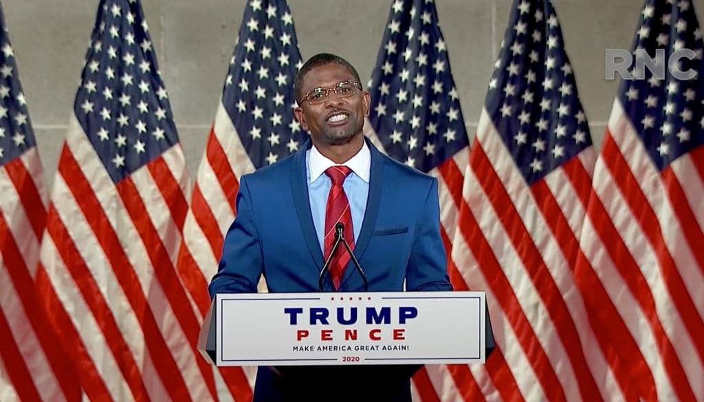 El exjugador de la NFL, Jack Brewer, acusado de fraude bursátil hace solo 20 días, apareció en la Convención y aseguró que el presidente Trump nunca había dicho que los supremacistas blancos eran "
<i>very fine people</i>" ("gente muy buena"). En 2017, después del mitin racista convocado en Charlottesville, el presidente dijo esas palabras 
<a href="https://youtu.be/JmaZR8E12bs?t=65" target="_blank">como muestra este video. </a>