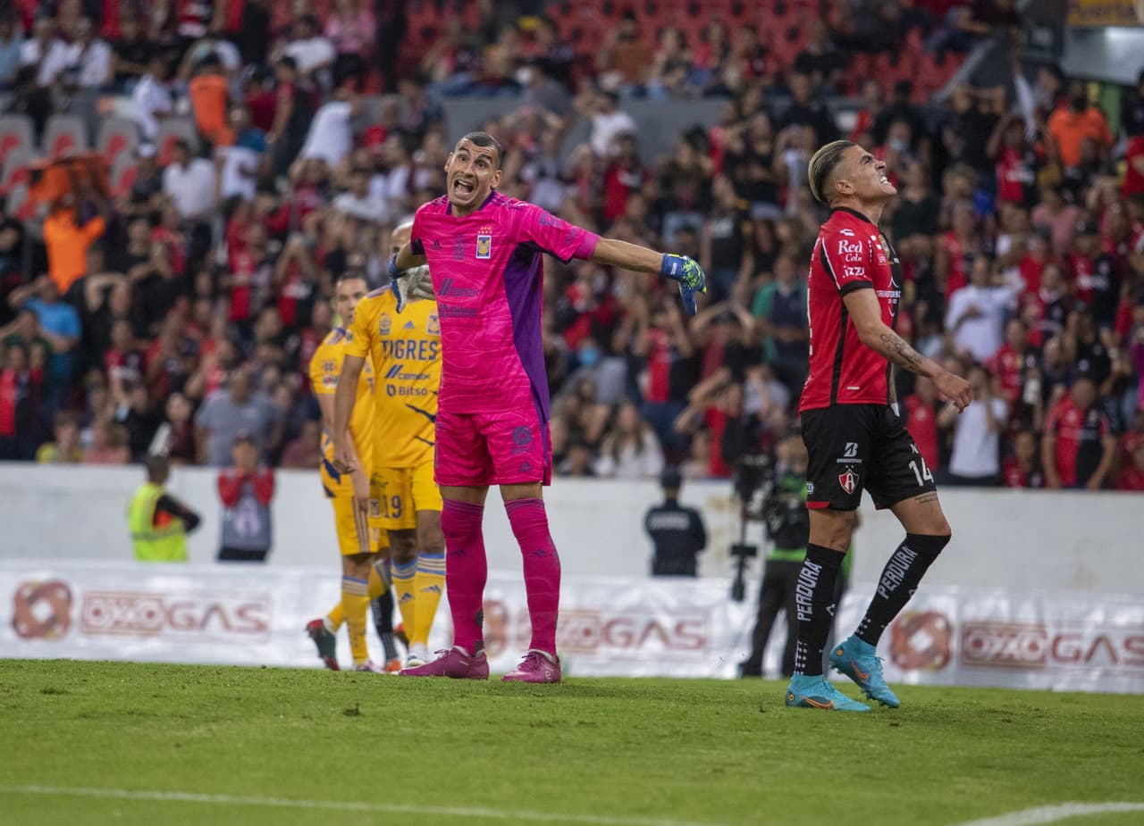 Atlas hizo valer su condición de local en el Estadio Jalisco y lleva ventaja para la vuelta de la Semifinal ante Tigres en el Universitario.