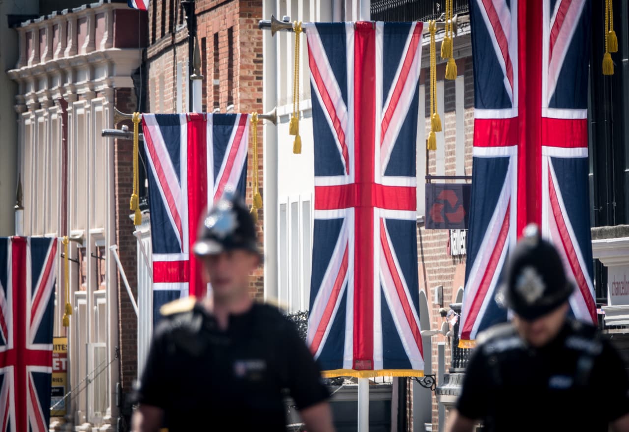 El 
<b><a href="https://www.univision.com/shows/despierta-america/el-principe-rebelde-asi-era-harry-antes-de-que-llegara-a-su-vida-meghan-markle-video">hijo menor</a></b> del 
<b>príncipe Carlos</b> y la fallecida 
<b>Lady Diana</b> ostenta el rango militar de Capitán General de los Royal Marines y el título de comandante del helicóptero de combate ‘Apache’.