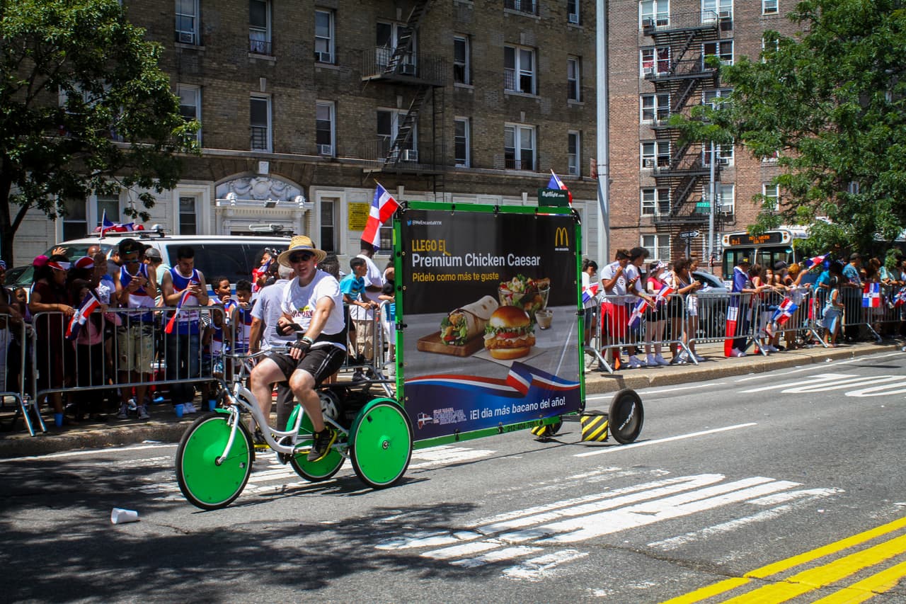 La música, la alegría y el orgullo dominicano fueron los protagonistas del vigésimo séptimo Desfile Dominicano en el Bronx.