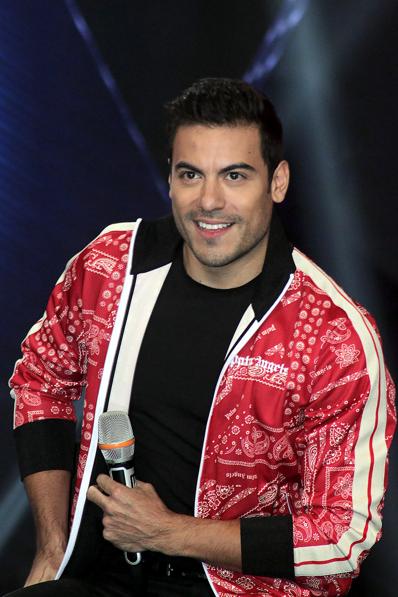 Carlos Rivera se suma a la lista de famosos que ha expresado su devoción a la Virgen. Este 2019 es la quinta ocasión que se presenta en la Basílica para mostrar su devoción y agradecimiento con canciones escritas especialmente para ella.
<br>