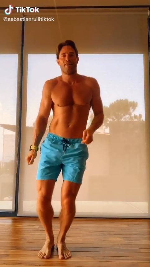 Pero además de comedia, también ha mostrado sus dotes como 
<b>bailarín y coreógrafo</b>, a veces solo y en ocasiones al lado de Angelique.
<br>