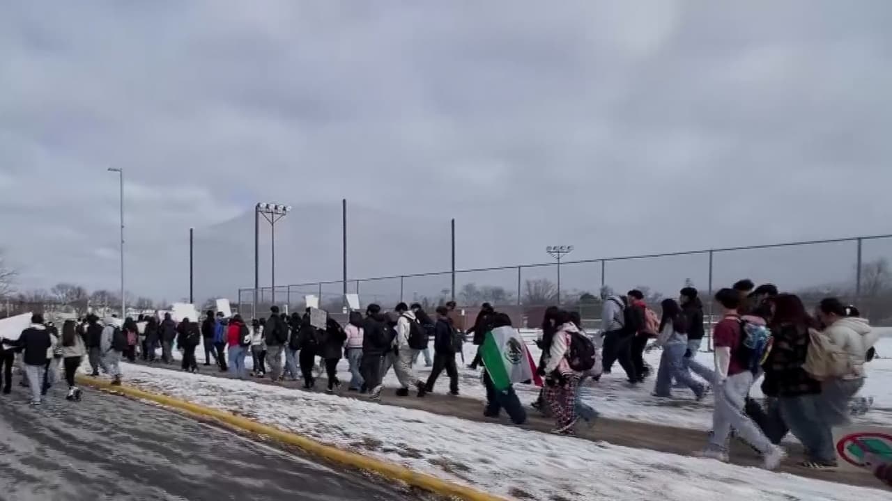 Cientos de estudiantes de Elgin salen a protestar contra operativos migratorios en su comunidad