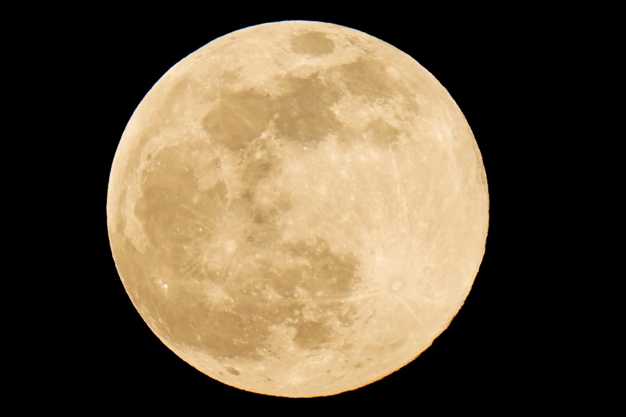 A pesar de lo que muchas personas puedan creer, esta superluna se llama rosa no porque tendrá una tonalidad de este color, sino que -tal como dice la NASA- recibe este nombre de la hierba rosada conocida como phlox de montaña, 
<b><a href="https://solarsystem.nasa.gov/news/909/april-2019-the-next-full-moon-is-the-flower-moon/" target="_blank">una de las primeras flores primaverales que se pueden observar en EEUU.</a></b>
<br>
<br>La superluna se puede observar sobre Glenside, Pensilvania.