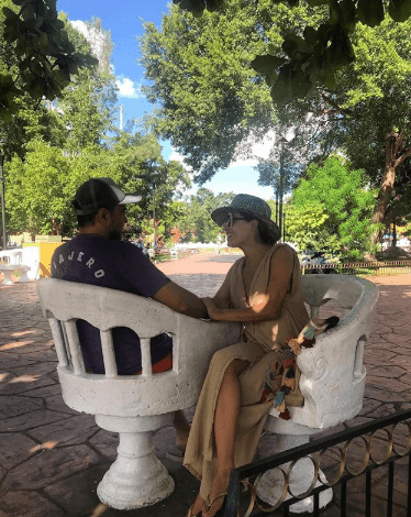 Acompañada de su esposo Emerson, Karla se dejó ver "noviando en las famosas 'confidentes', las sillas de los enamorados, que están en la plaza principal de Valladolid".