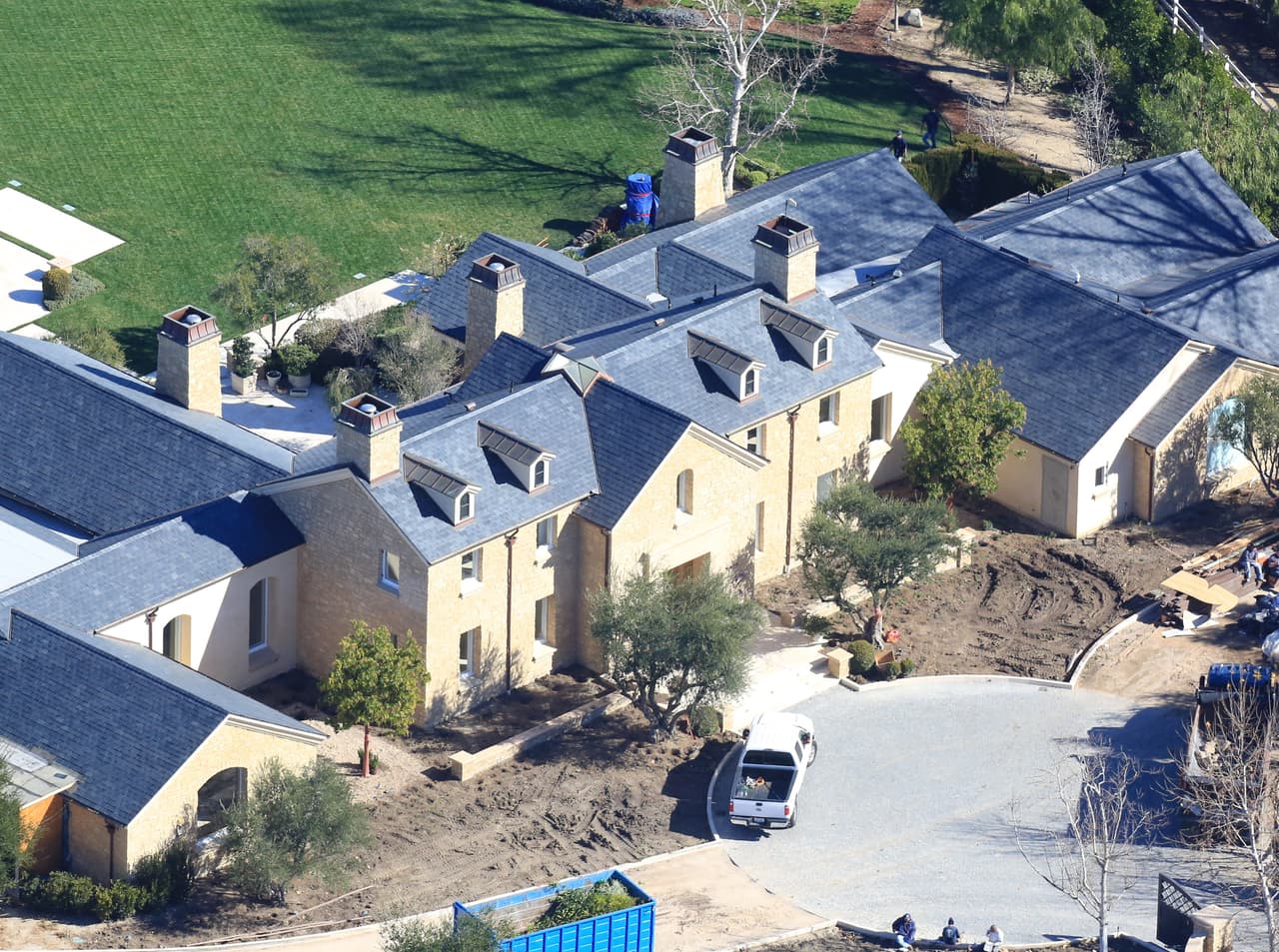 La mansión cuenta con gimnasio, cine propio, dos albercas, una techada y otra al aire libre.