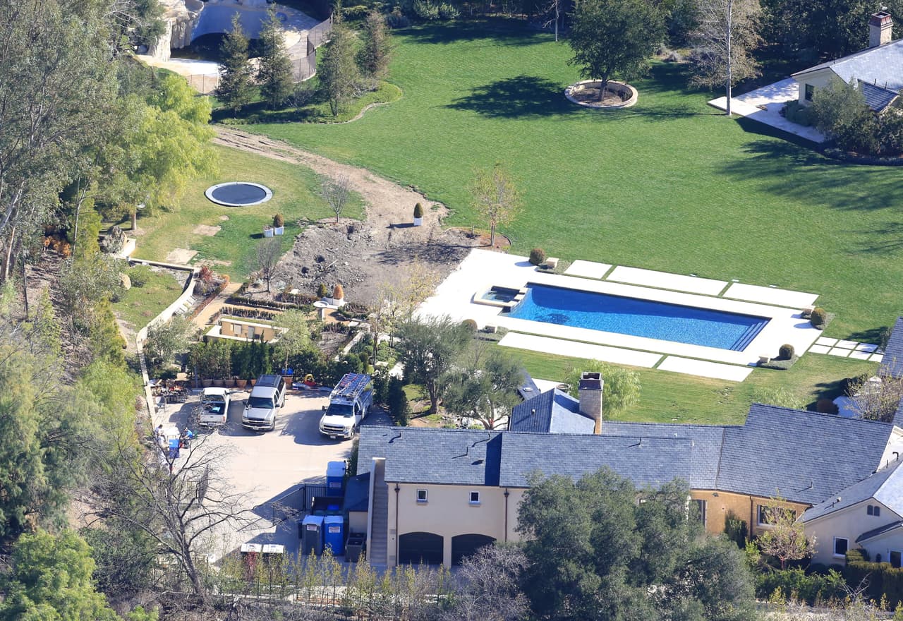 Kim y Kanye mientras siguen viviendo con mami Kris Jenner.