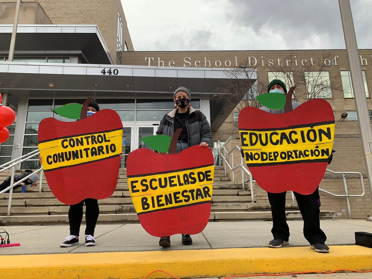 <a href="https://juntos-website.squarespace.com/" target="_blank">Juntos </a>reclama un sistema educativo que no tenga absolutamente ninguna interacción con los organismos encargados de hacer cumplir la ley ni reproduzca las estrategias de aplicación de la ley dentro de las aulas. 
<br>