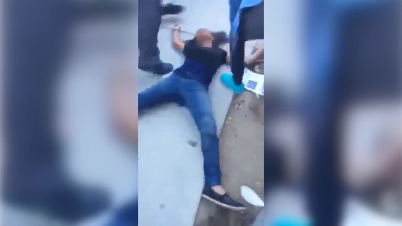 Padre protesta ante una escuela de Phoenix por golpiza propinada por estudiantes a su hija grabada en video