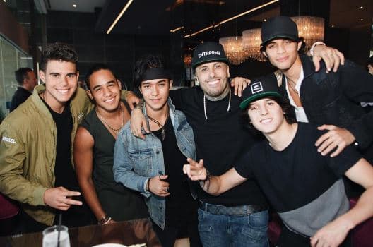 Gracias a su carrera, han tenido la oportunidad de conocer artistas como Nicky Jam, entre muchos más.