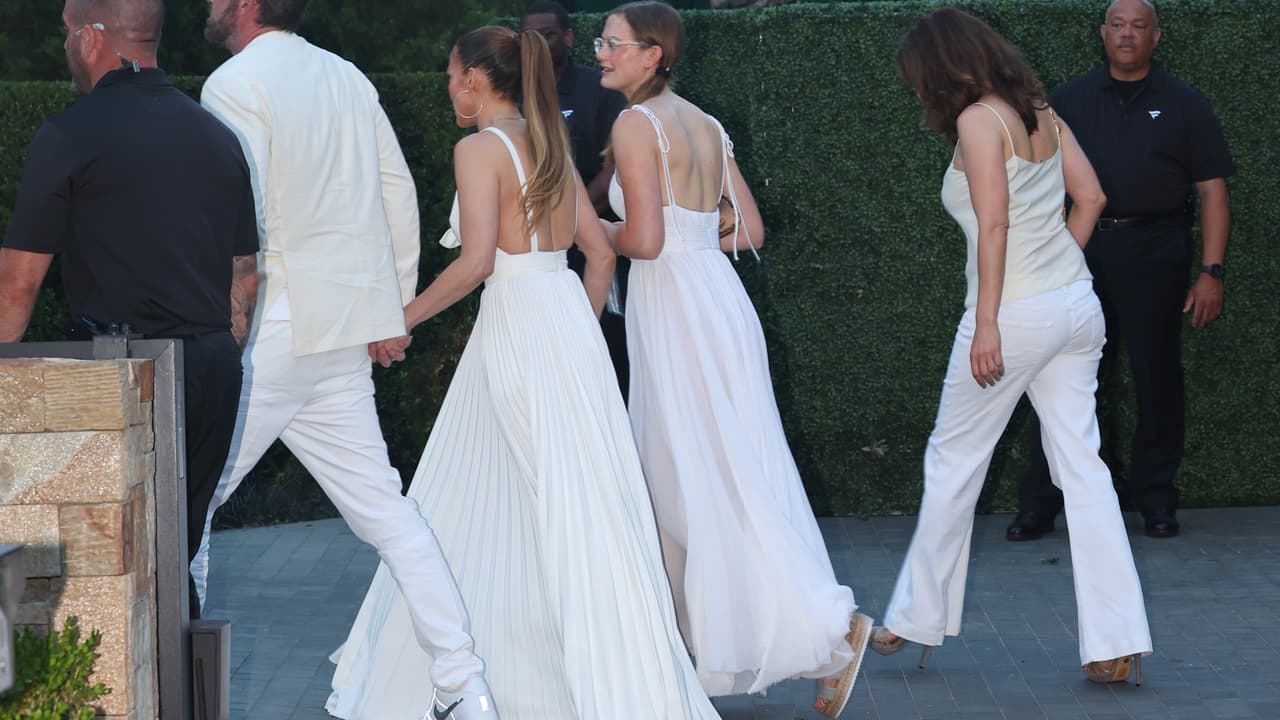 JLo y su hijastra acudieron a la fiesta del millonario Michael Rubin en los Hamptons.
