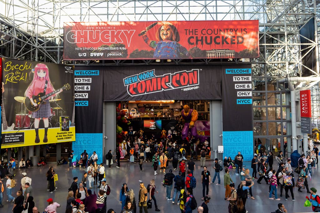 Cientos de personas disfrutaron la Comic Con Nueva York en el Centro de Convenciones Jacob K. Javits. El evento fue del 12 al 15 de octubre, con un horario 10:00 am a 7:00 pm, siendo el domingo el único día que carraron a las 5:00 pm.
