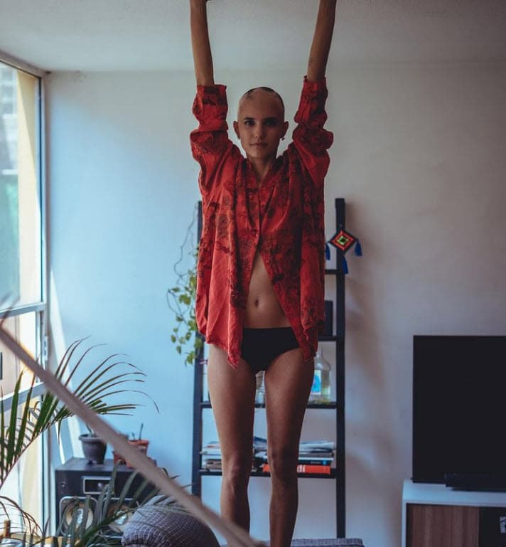 "Después de raparme 
<b>me vió mi hermana de 11 años y lloró</b>, la abracé y lloramos juntas […] le dije que estaba enfrentando mi mayor miedo, que me estaba ahogando por no aceptarme, que mi vida cambió completamente". 
<br>