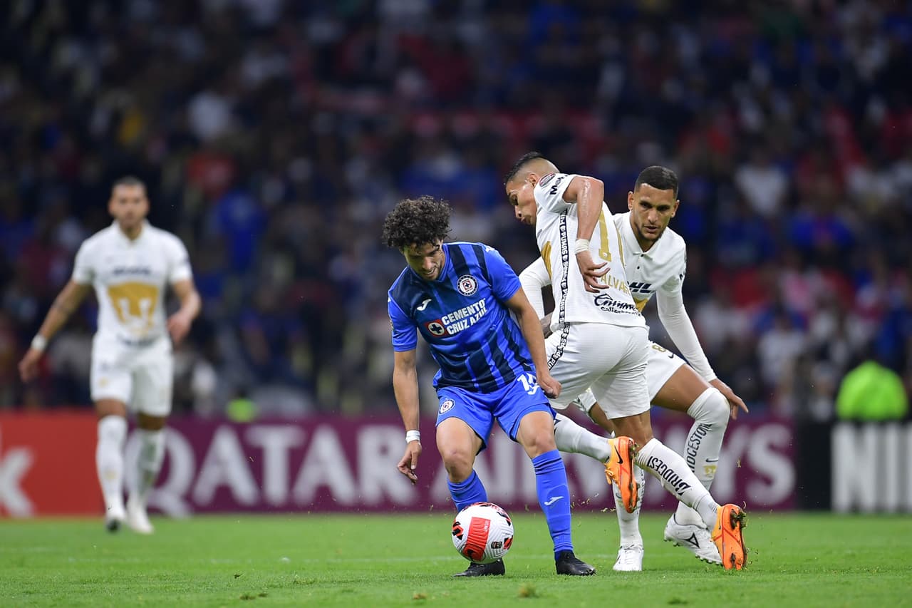 Un primer tiempo que no dio tregua en ningún centímetro de la cancha; Pumas no salió a defender su ligera ventaja de un gol y La Máquina hizo lo mismo en busca del gol que le daría el pase a la Final.