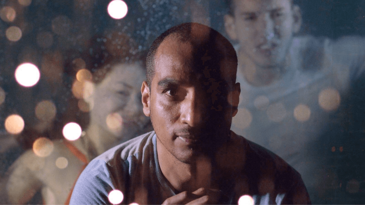 La música y las colaboraciones internacionales son elementos clave en las películas de Carlitos Chance, enriqueciendo la narrativa y la experiencia del espectador.