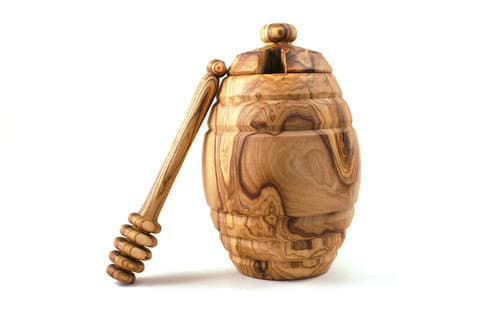 Este tarro para miel de
<a href=" https://www.etsy.com"> Etsy</a> está tallado a mano a partir de una pieza de madera de olivo así que ninguna pieza será igual que otra. Para efectos prácticos es un buen lugar para mantener a la miel alejada de la humedad. |De venta en: 
<b><a href="http://www.houzz.com/photos/32742619/Handmade-Olive-Wood-Large-Honey-Jar-and-Honey-Dipper-contemporary-kitchen-canisters-and-jars">Houzz,</a></b>
<a href="http://www.houzz.com/photos/32742619/Handmade-Olive-Wood-Large-Honey-Jar-and-Honey-Dipper-contemporary-kitchen-canisters-and-jars"> </a>$62.07
<br>