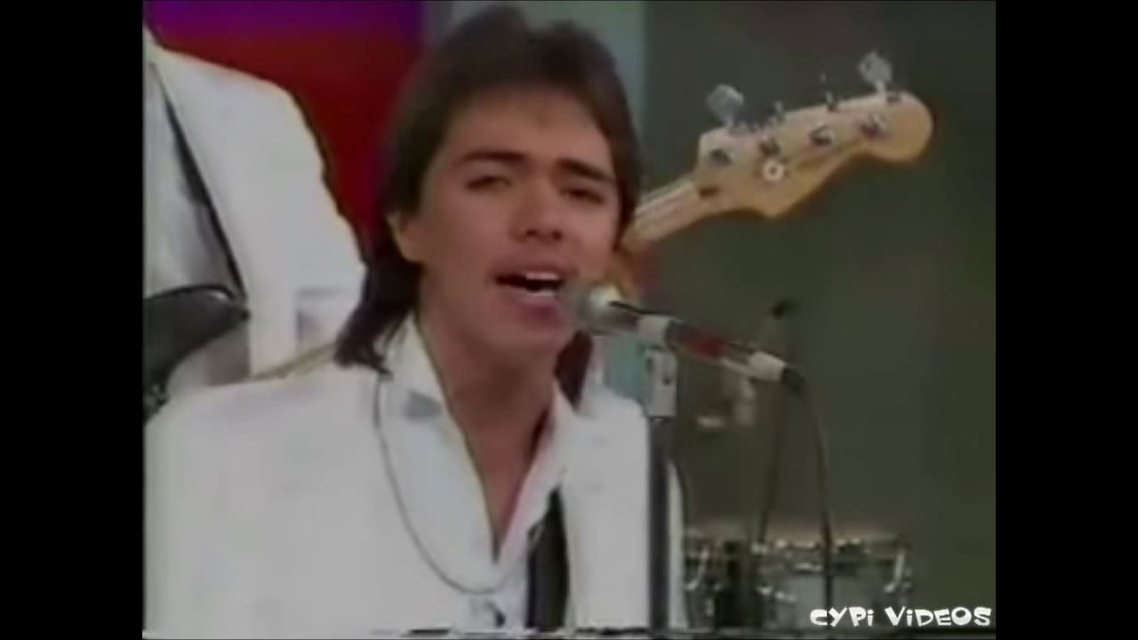 Ya con varios éxitos románticos consumados, Gustavo Ángel se convirtió en ídolo de las jovencitas pues además de talento y simpatía tenía un rostro de niño que llamaba mucho la atención del sexo femenino.