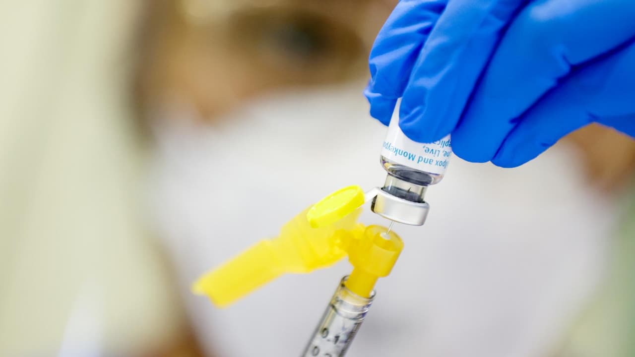 Ofrecen vacunación contra la viruela del mono en un sitio de auto servicio en Dallas